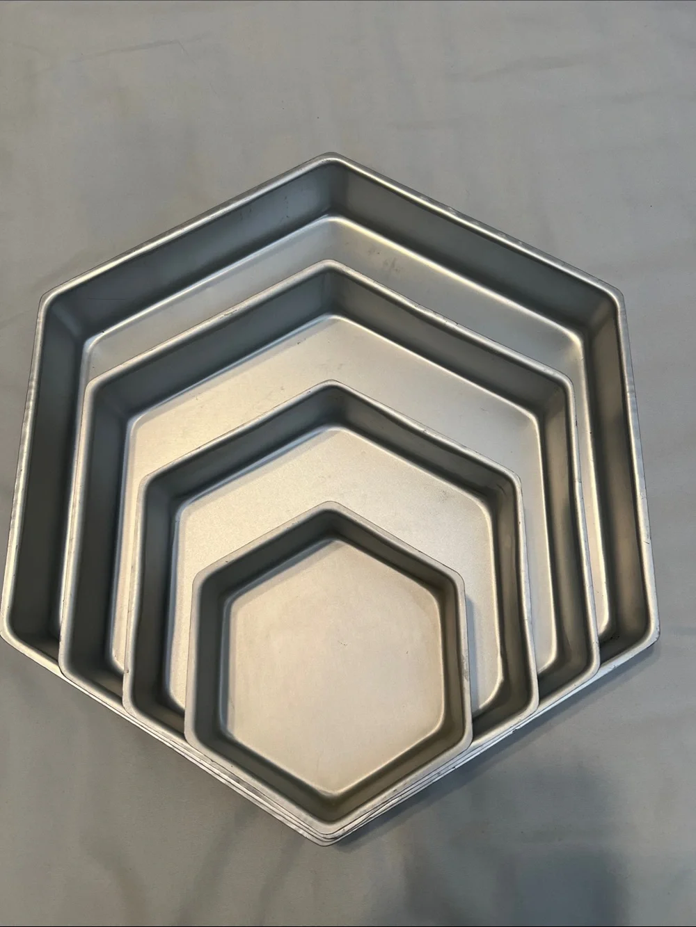 Wilton 4 piece Hexagonal Nesting Baking Pan Set - Silver LIke New